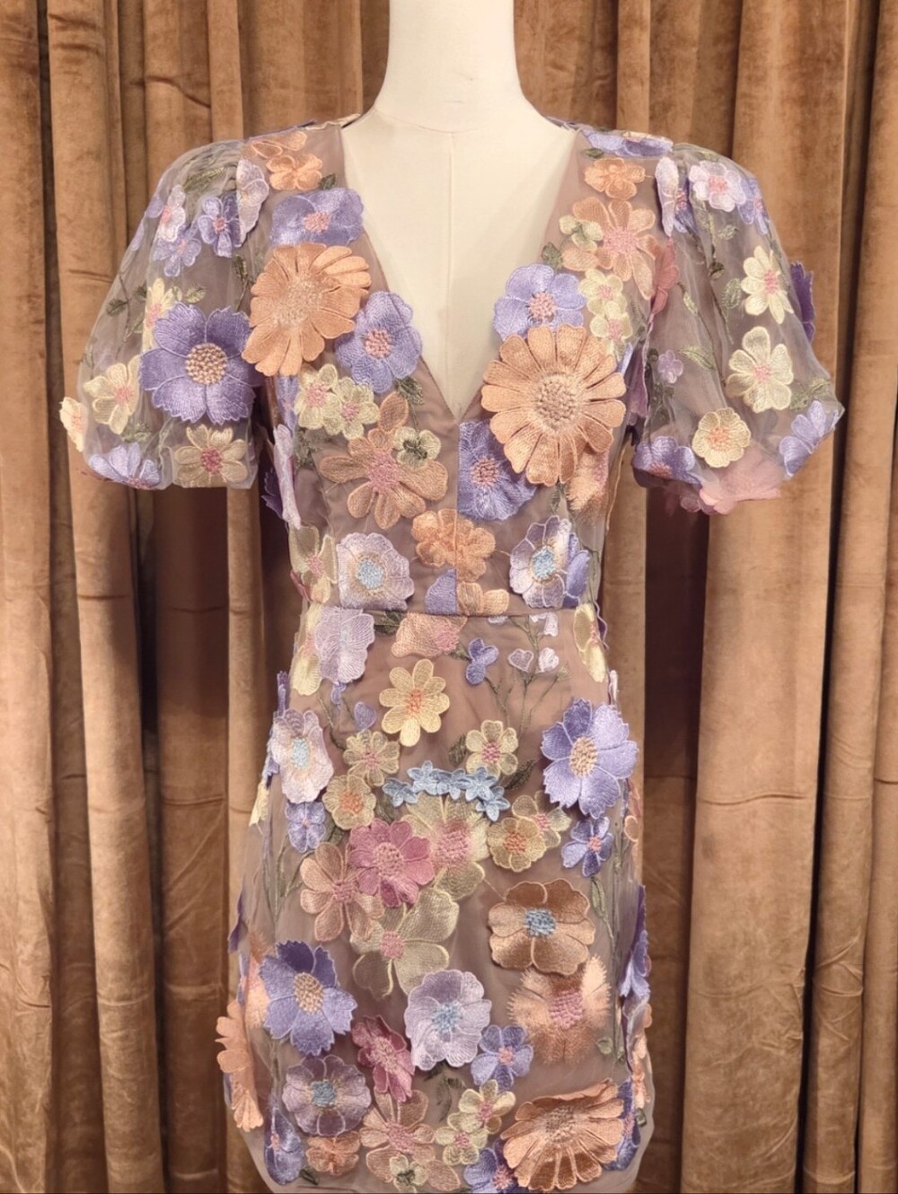 ELLIATT Anthea 3D Lace Mini Dress with V-Neck. Worn Once. Size Medium.